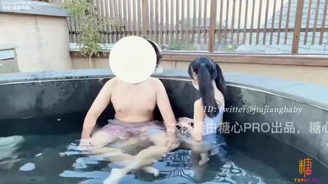 😍清纯双马尾小萝莉温泉激战侍奉金主爸爸，口交足交全自动