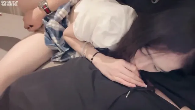 🥰超嫩女小母狗蘿莉，在学校是乖乖女，放假就被爸爸塞满小穴