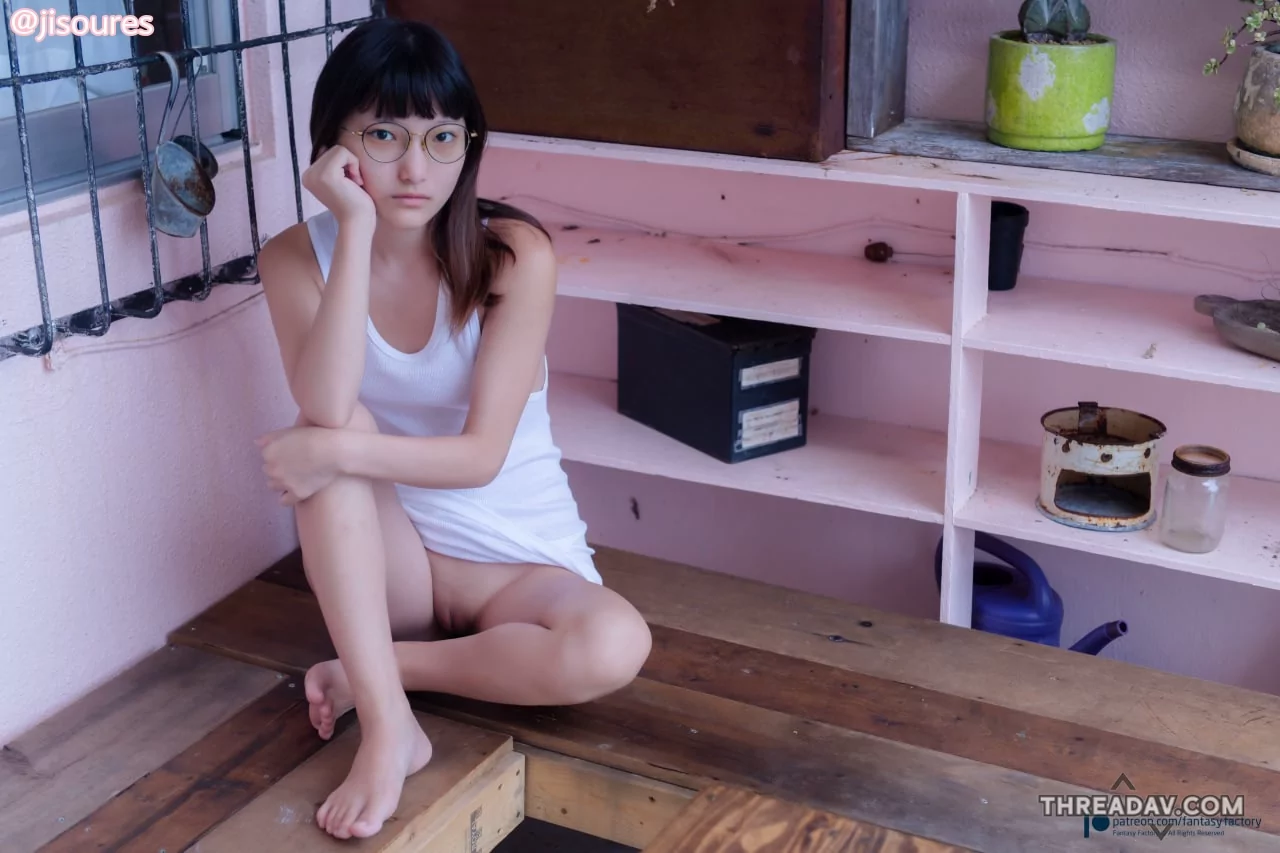 眼鏡妹萝莉少女在戶外只穿一件白色連身露出那對美乳嫩奶真誘人，這肉穴真好看，操起來一定很爽