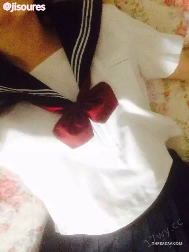 少萝制服學生妹床上掀起白皙幼小嫩乳，粉嫩乳頭真想舔，小褲褲脫掉露出濃密騷穴