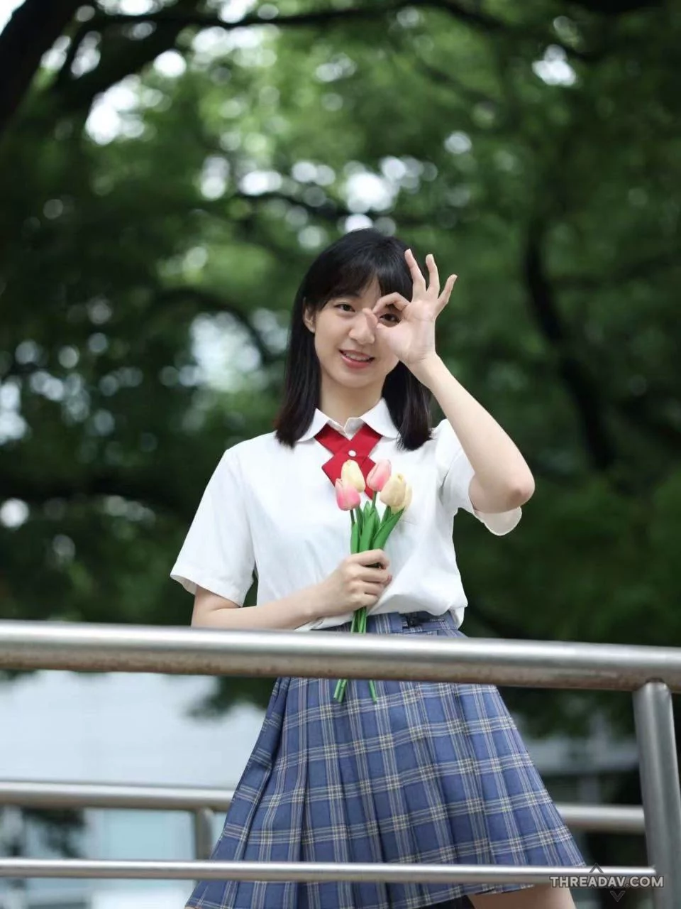  穿着学生服的清纯学生妹，约回家后已经离不开我的肉棒了