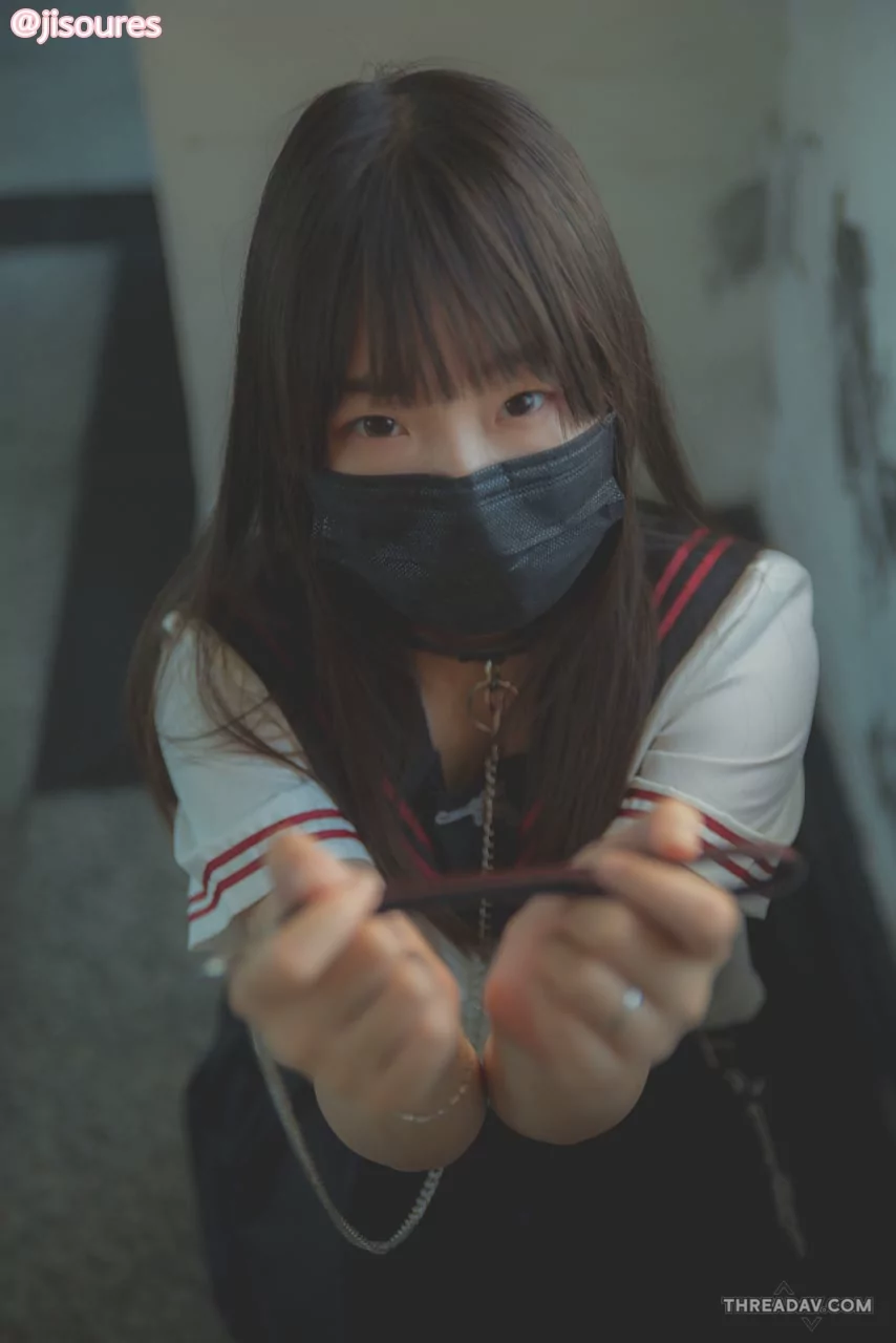 懵懂無知的少女不知道什麼是乳夾，跟她說會有點痛痛舒服的，直接示範給她看，看這無辜的表情真誘人