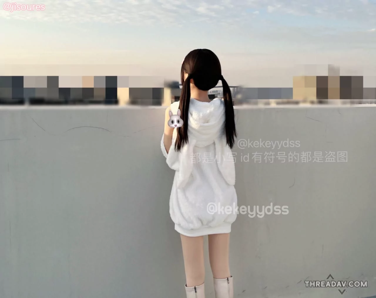 雙馬尾大眼真可愛萝莉，小圓臉幼嫩腿，這陽台上拉開上衣脫褲直接露出嫩乳嫩逼太誘人