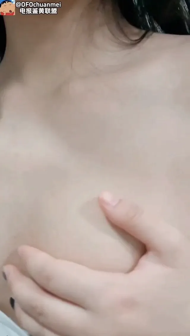 极品清纯美少女展示粉嫩骚穴，一看平时就被开发的少，还粉粉嫩嫩的