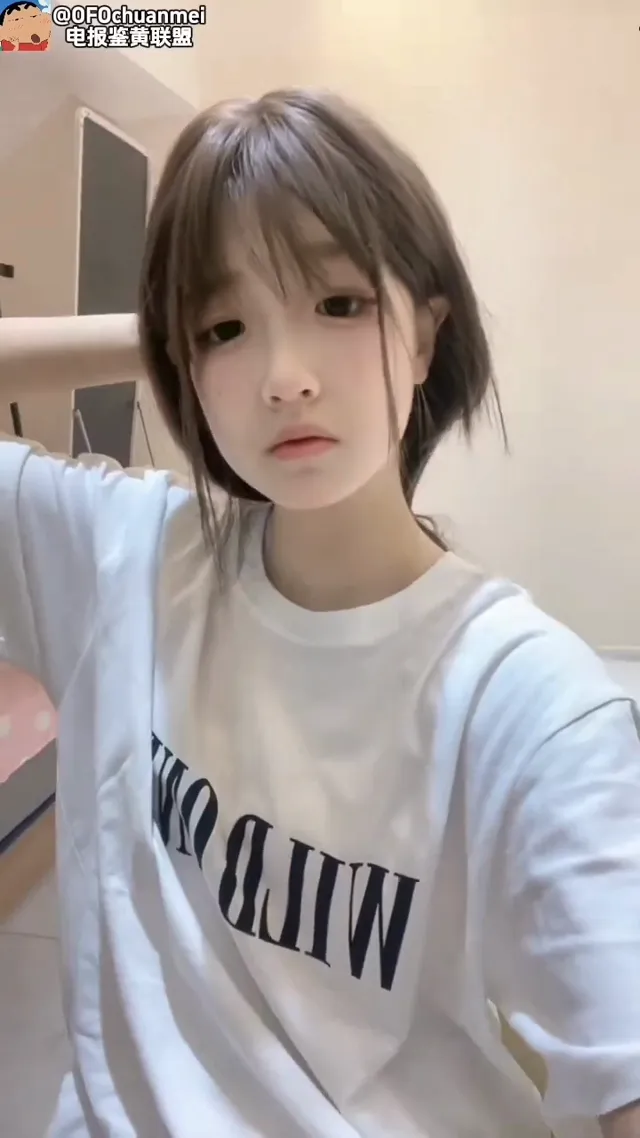 极品清纯美少女展示粉嫩骚穴，一看平时就被开发的少，还粉粉嫩嫩的