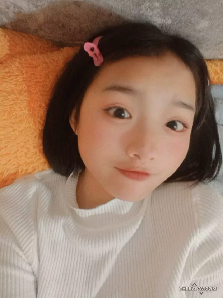 短髮可愛萝莉少女沒白虎但有嫩逼小穴，床上自摸扒開粉嫩肉穴，奶子也不小，粉粉奶頭