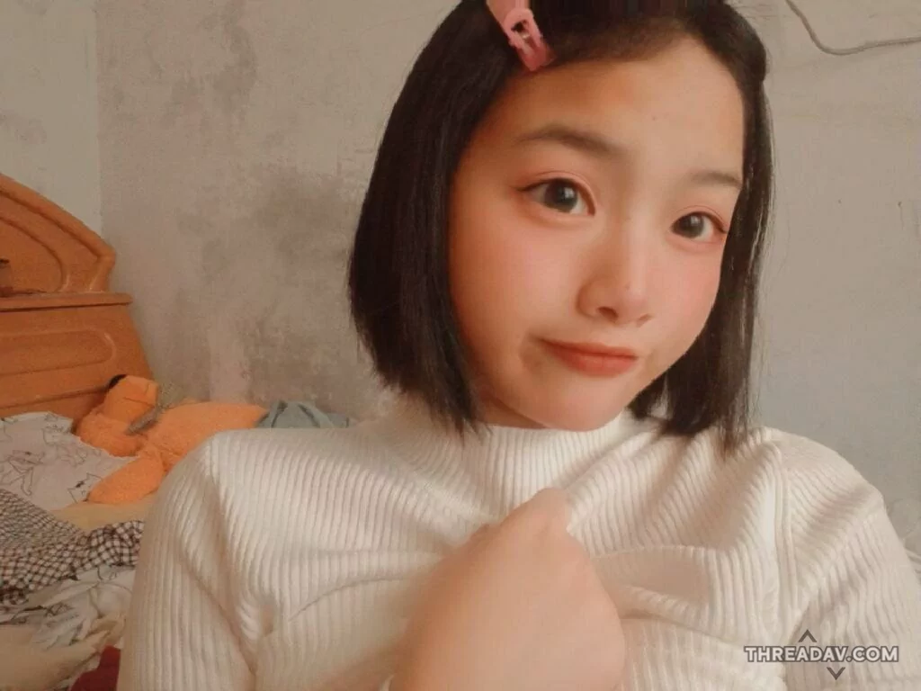 短髮可愛萝莉少女沒白虎但有嫩逼小穴，床上自摸扒開粉嫩肉穴，奶子也不小，粉粉奶頭