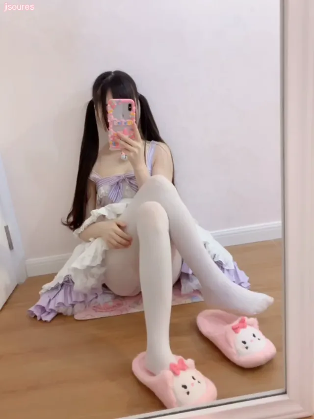 雙馬尾萝莉制服少女鏡子前自拍自摸幼嫩白乳，幼小雙腿翹高扣逼嫩逼，粉嫩可愛小肉穴 - 自拍視角實錄影片