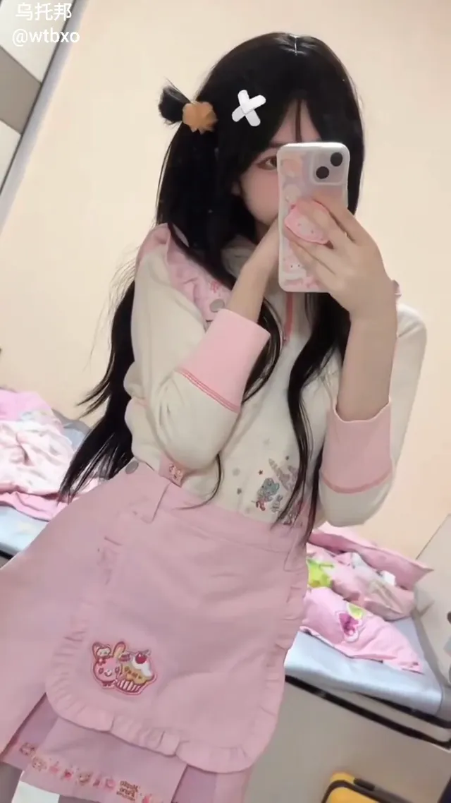 地雷系萝莉女友你喜欢吗?推特福利姬在推特和抖音上两头吃，这个嫩逼看起来很好吃哦