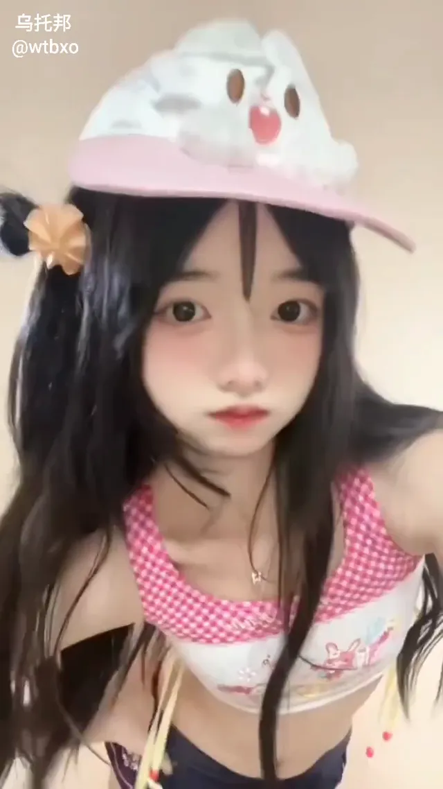地雷系萝莉女友你喜欢吗?推特福利姬在推特和抖音上两头吃，这个嫩逼看起来很好吃哦