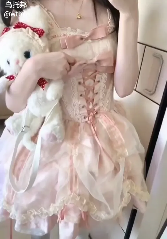 地雷系萝莉女友你喜欢吗?推特福利姬在推特和抖音上两头吃，这个嫩逼看起来很好吃哦