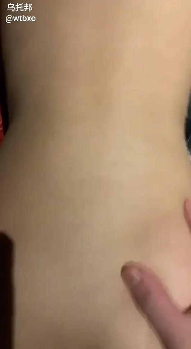 女大学生不是在挨操就是在挨操的路上，被学长拍的时候还遮住不想让拍，太可爱了吧