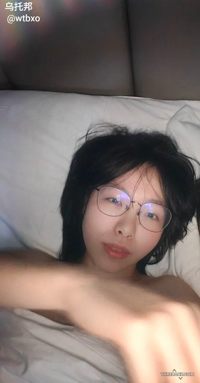 这萝莉颜值我说不来，但是确实骚，被薄肌男友当飞机杯用，大鸡巴往里面操，看着都很刺激啊