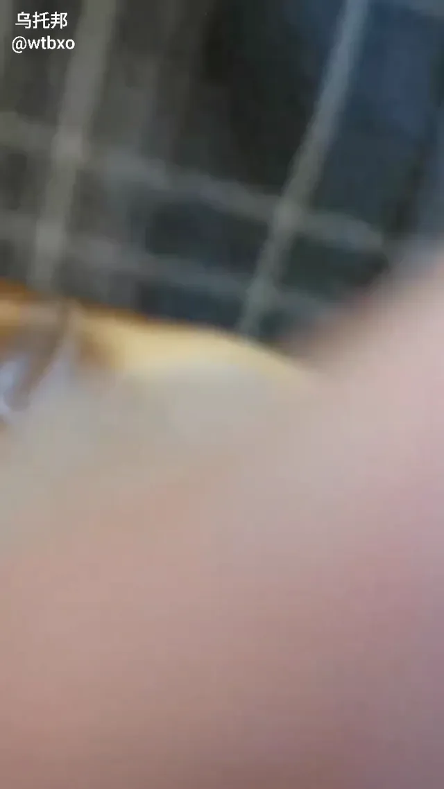 这萝莉颜值我说不来，但是确实骚，被薄肌男友当飞机杯用，大鸡巴往里面操，看着都很刺激啊