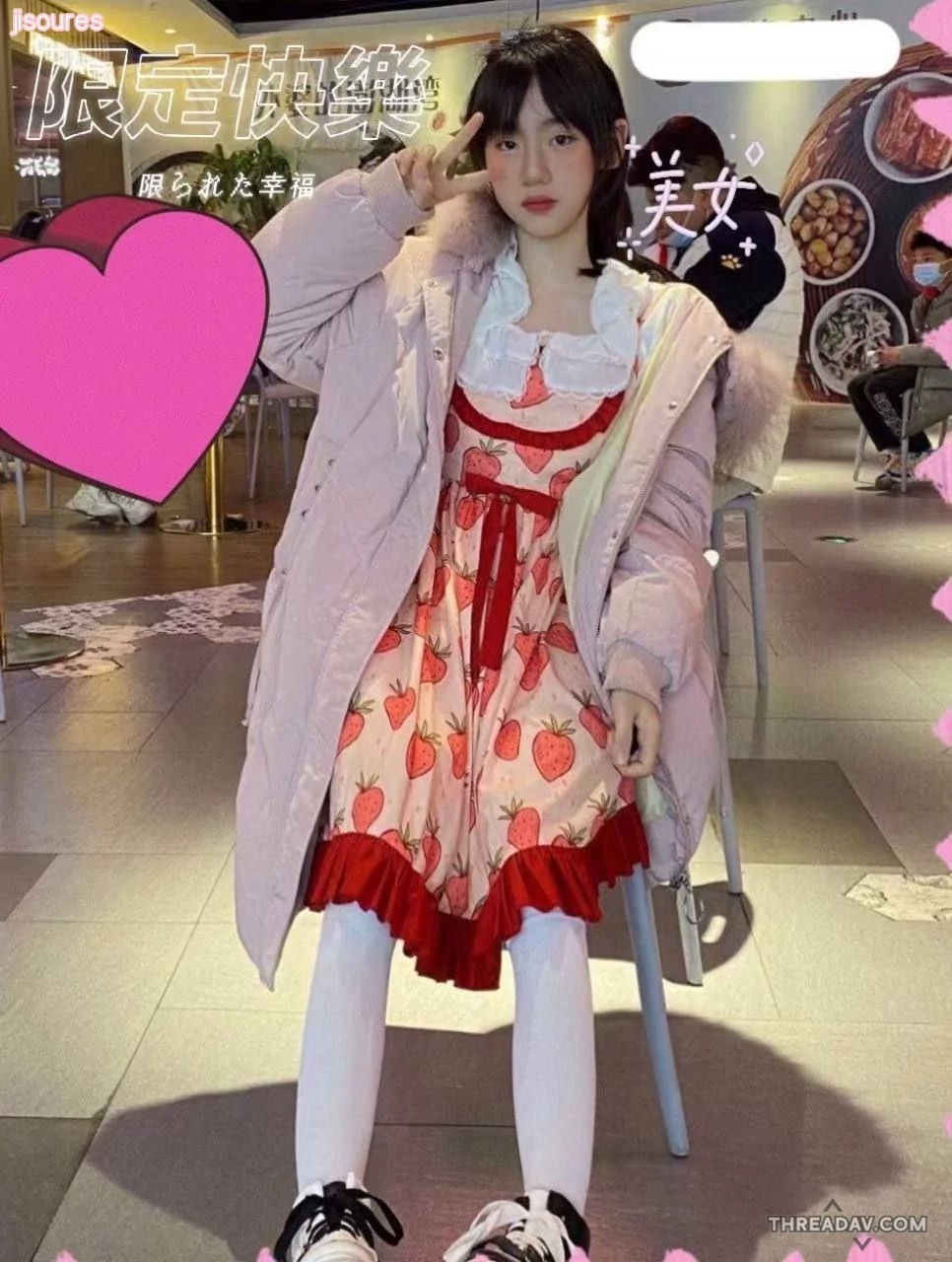 这淫蕩的萝莉妹子身材这么幼态，感觉插进去会哭很久