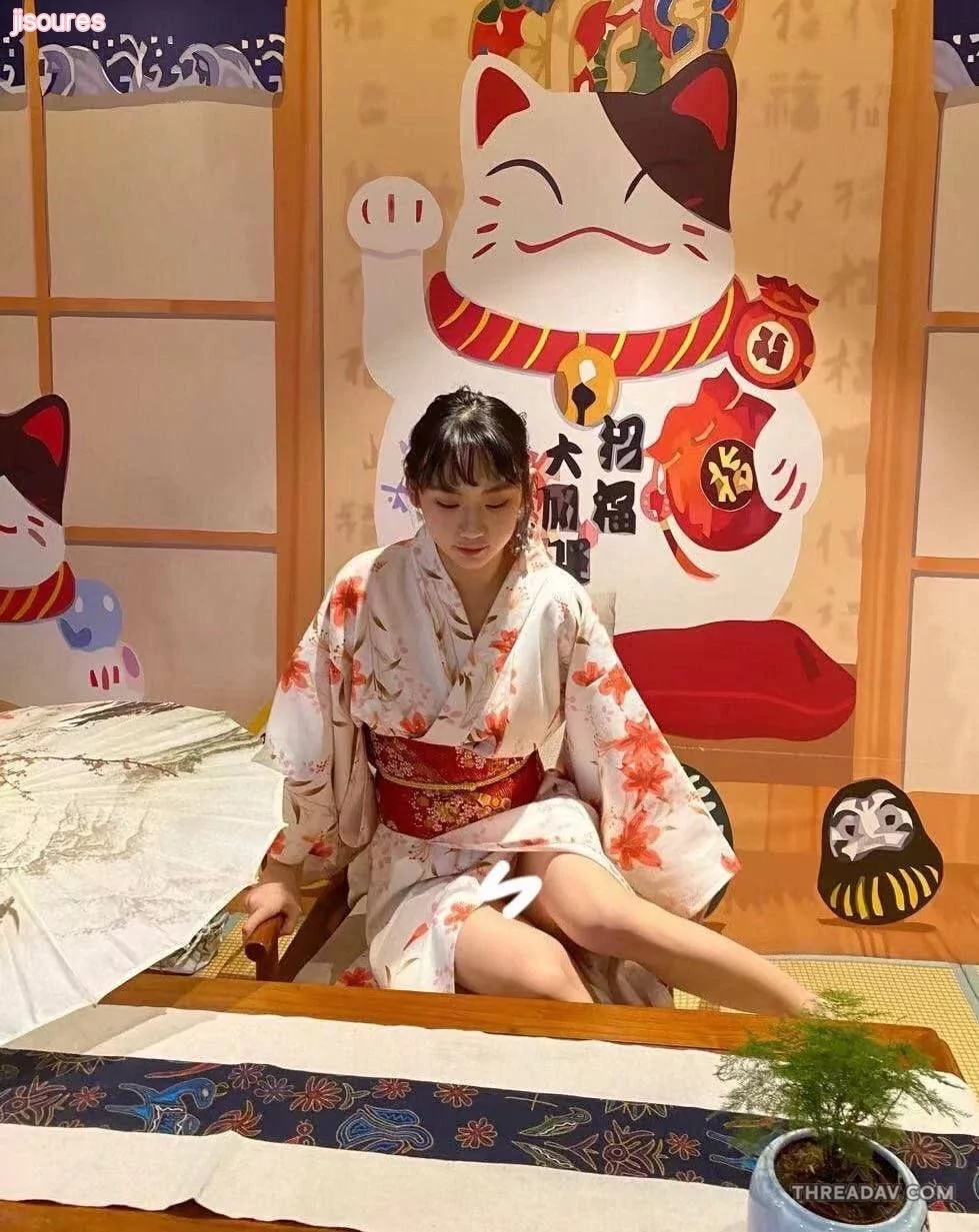 这淫蕩的萝莉妹子身材这么幼态，感觉插进去会哭很久