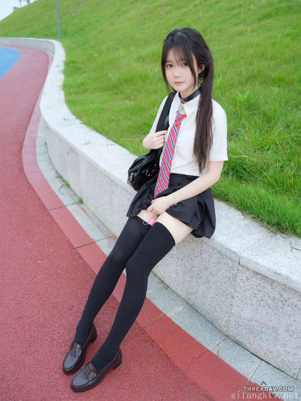 極品無辜大眼小臉萝莉學生妹，黑絲制服白虎嫩逼，超級可愛躺在床上