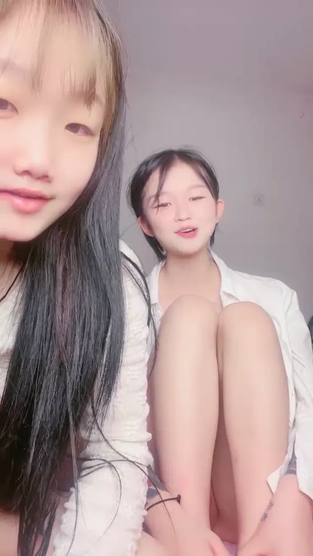 三个00后嫩妹妹！无敌嫩穴超级粉！情趣手铐绑住手脚操逼，第一视角抽插嫩穴，爽的呻吟娇喘