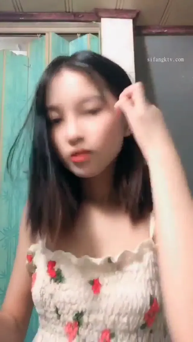 萝莉少女偷偷直播露出稚嫩身体真想跟他爽一次