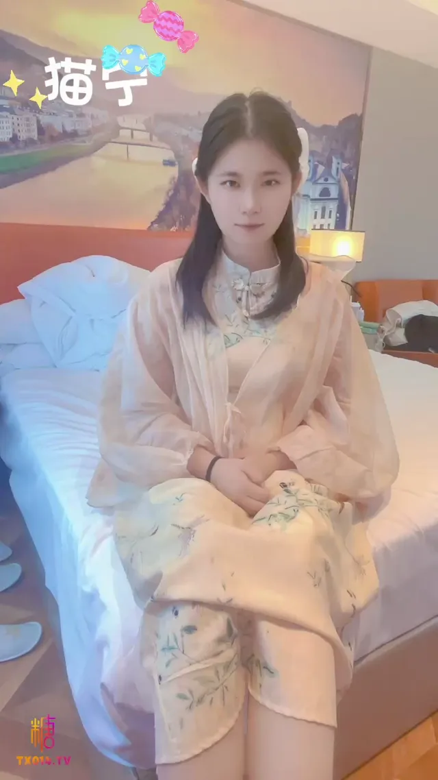 小汉服小萝莉也太会撩人了，先是给哥哥来个美腿足交看得人心痒痒，接着就被哥哥粗大的鸡巴直接塞满了小嘴巴，这画面简直不要太骚，看着小哥哥在她嘴里抽插实在太爽了