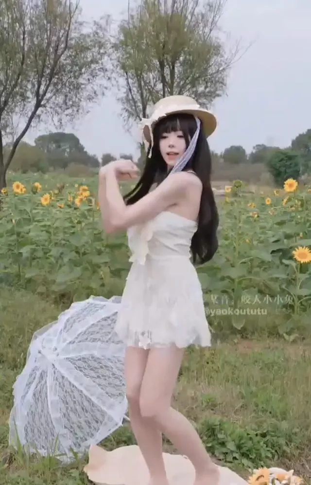 戶外田野間萝莉少女寫真，極品滿滿可愛感