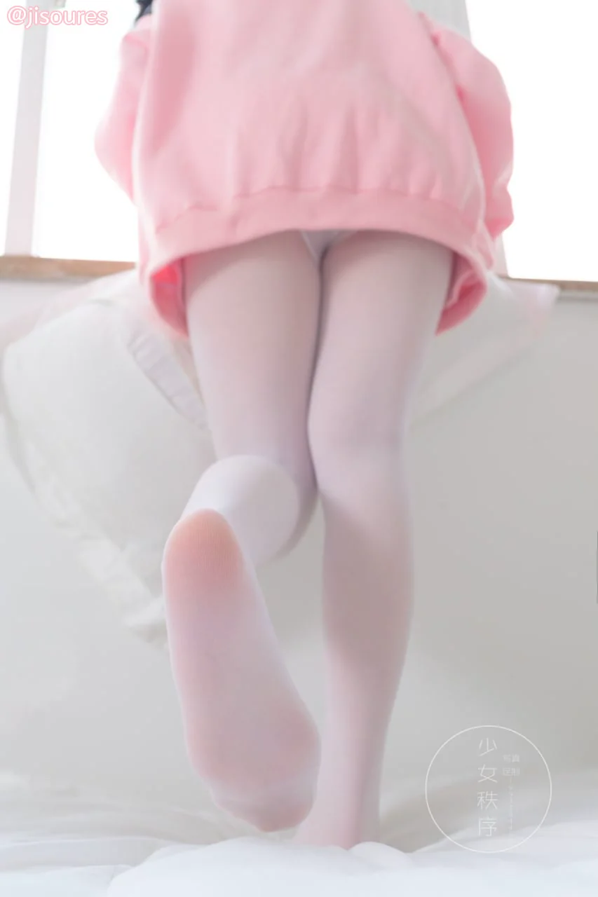 萝丽美腿白丝照，清纯天真的样子令人想好好疼爱