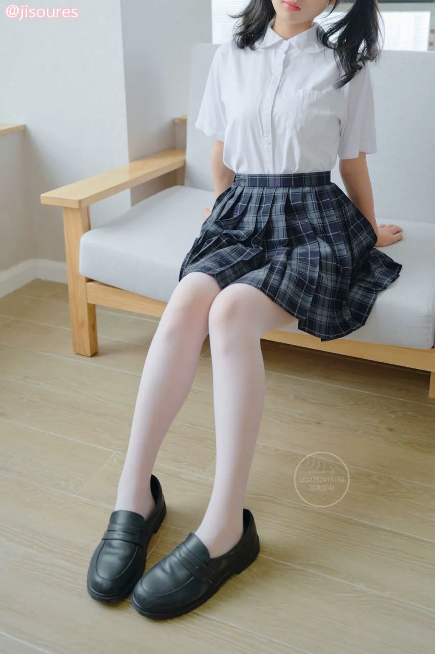白丝双马尾小罗莉穿着制服的模样真的好可爱