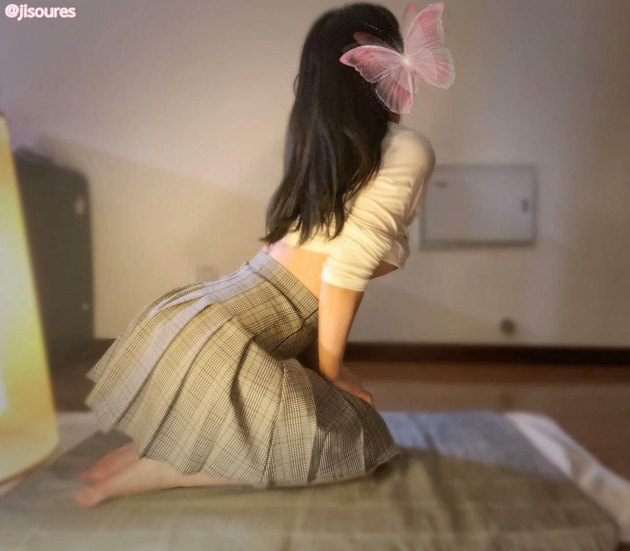 还得是穿黑丝校服的罗莉最吸引人，白虎粉逼也是一大卖点