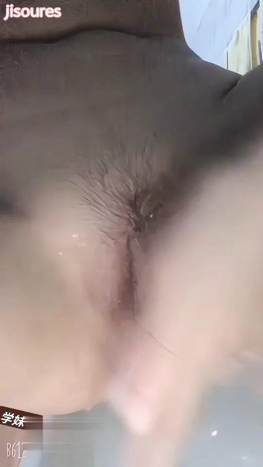 戴眼镜的清纯罗莉妹，自拍他的少毛小粉逼真嫩 - 自拍視角實錄影片