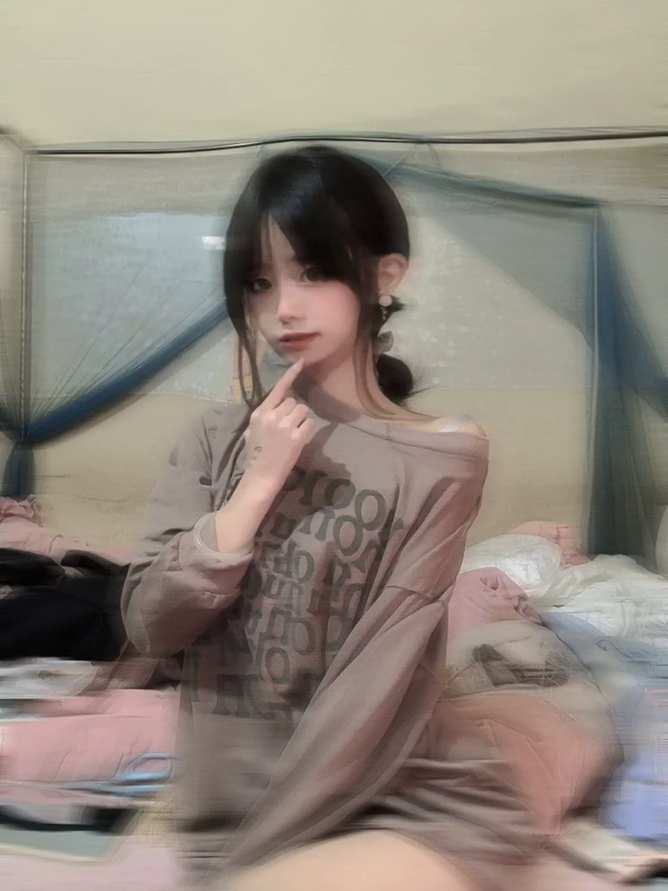 这淫蕩的萝莉妹子在家自拍的模样