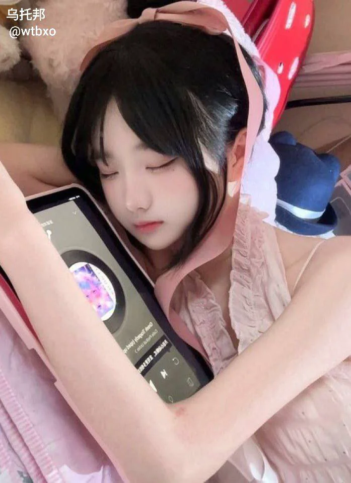 可爱少萝极品嫩逼地雷系女友你喜欢吗？推特福利姬在推特和抖音上两头吃，这个嫩逼看起来很好吃哦