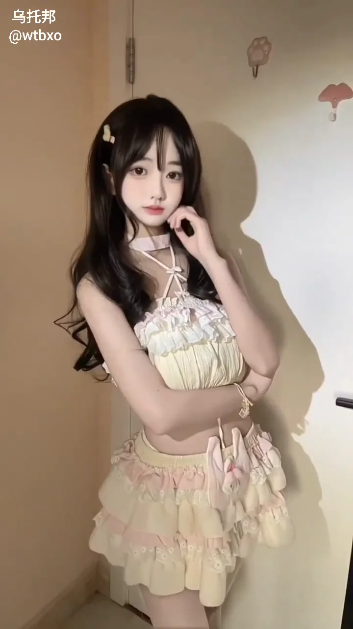 可爱少萝极品嫩逼地雷系女友你喜欢吗？推特福利姬在推特和抖音上两头吃，这个嫩逼看起来很好吃哦