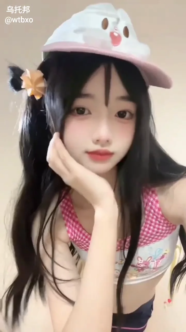 可爱少萝极品嫩逼地雷系女友你喜欢吗？推特福利姬在推特和抖音上两头吃，这个嫩逼看起来很好吃哦