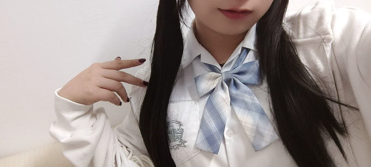 重庆清纯学院萝莉 小平胸 私下为男友自拍 穿制服被调教玩弄 床上骚劲十足