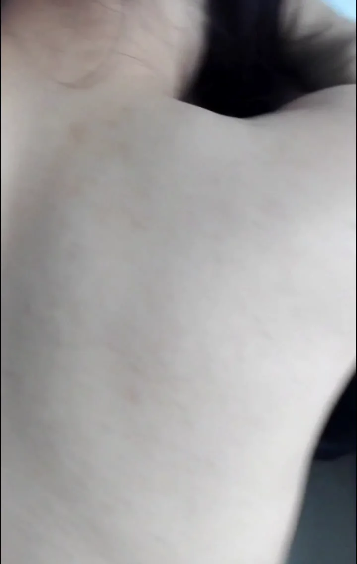狭小的空间先给双马尾萝莉口交，后入萝莉嫩逼真的舒服