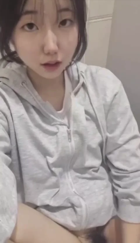 刚上高中的学生妹用手指自慰，猛捅，耐看型还挺嫩的。今晚有点想给他了