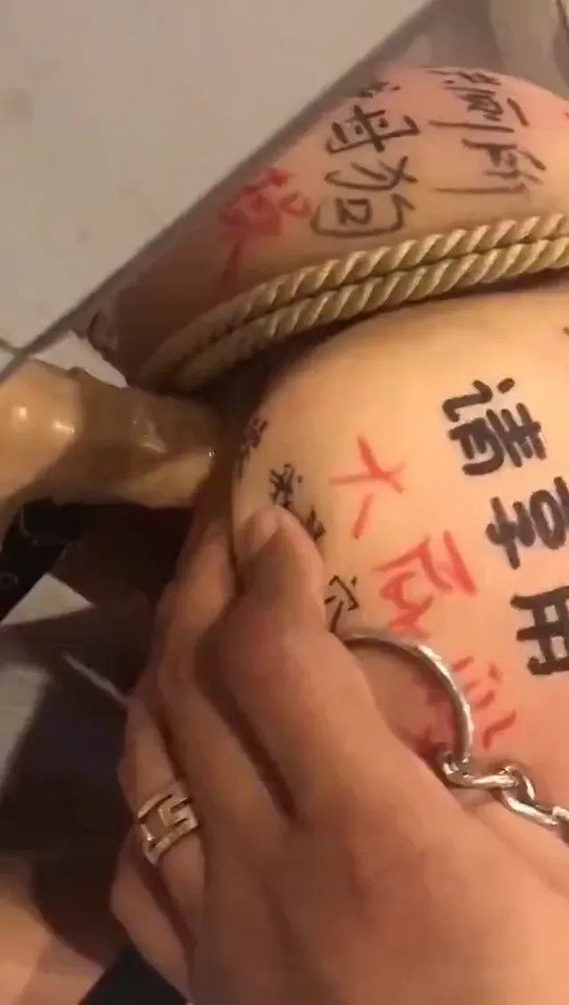 女友愛當母狗又喜被凌虐，SM道具通通都嘗試還找多人插她滿足她