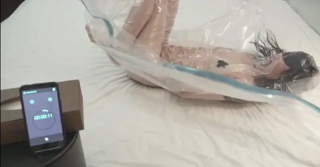 強迫把女的蒙臉勒頸放進真空袋抽出空氣讓她知道窒息有多好玩，女的開心的叫