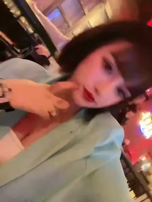 迷奸 女神颜值玉儿  出席活动遭下药 插导尿管 无套插入高潮喷尿 逼真黑 逼里面都是黑的 混夜场的吧？