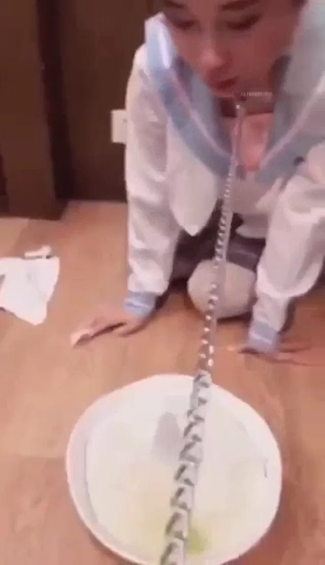 賤貨母狗被鍊著強迫她將日料剩下的冰柱塞逼里，不聽話就掌嘴