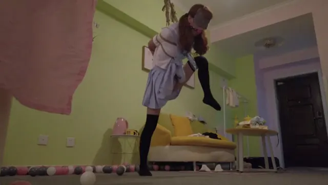 萝莉制服反差少女手腳捆綁緊縛住無法掙脫，塞口球也叫不出，肛塞吊縛著，痛苦淫蕩叫著