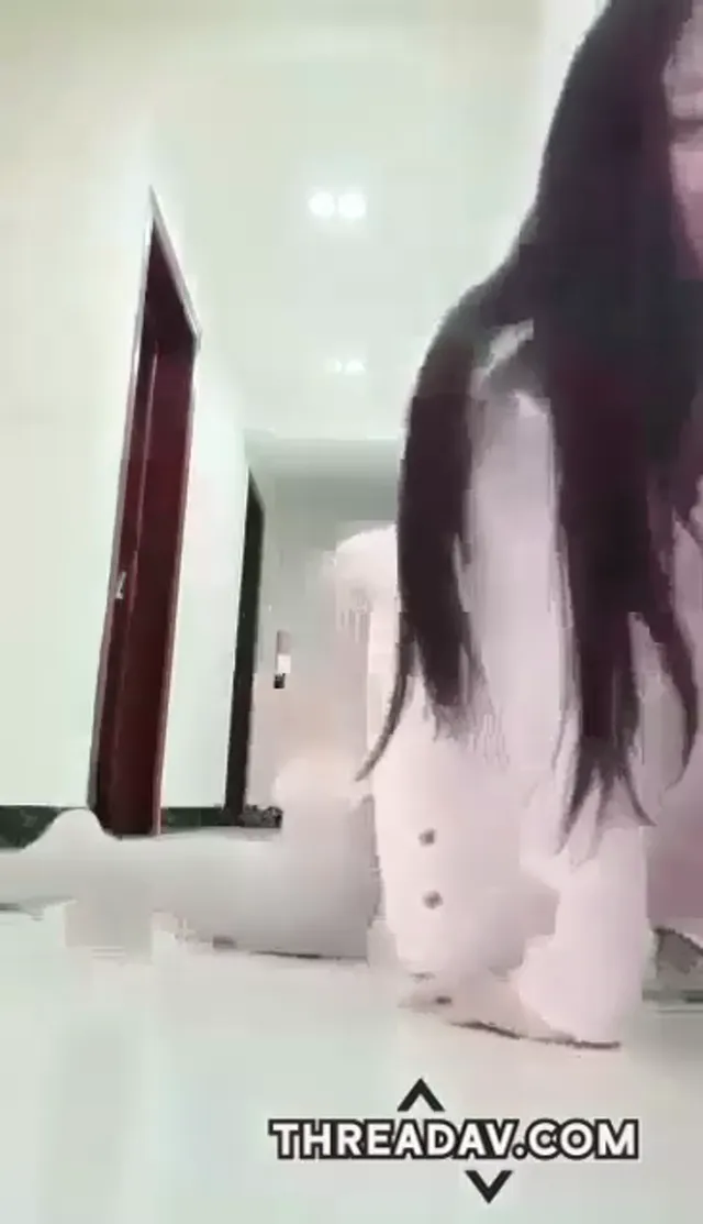 甜美可愛萝莉樣少女私下反差母狗騷貨，穿上白絲拍打自己屁臀暗示要人教訓她