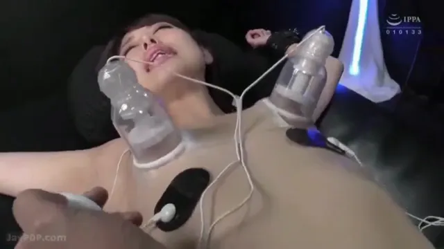 敏感體質女玩起來調教看了真過癮，吸奶器加上電片，一吸一電的她一定很爽