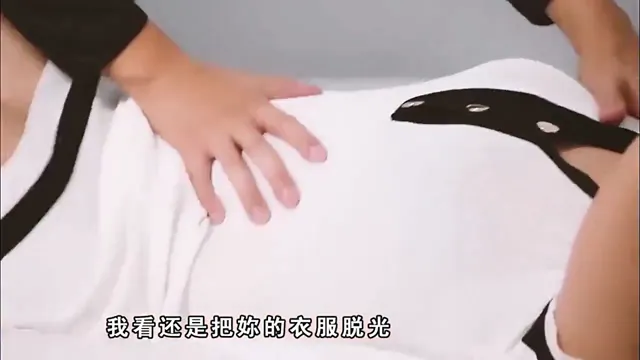 白袍制服短髮女被多人捆綁束縛床上口球塞嘴，多P群交一個一個輪流調教她