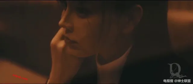 平常認真上班氣質女，私下反差實在騷貨母狗，被面具怪客綁著狗鍊牽著調教抽插關籠