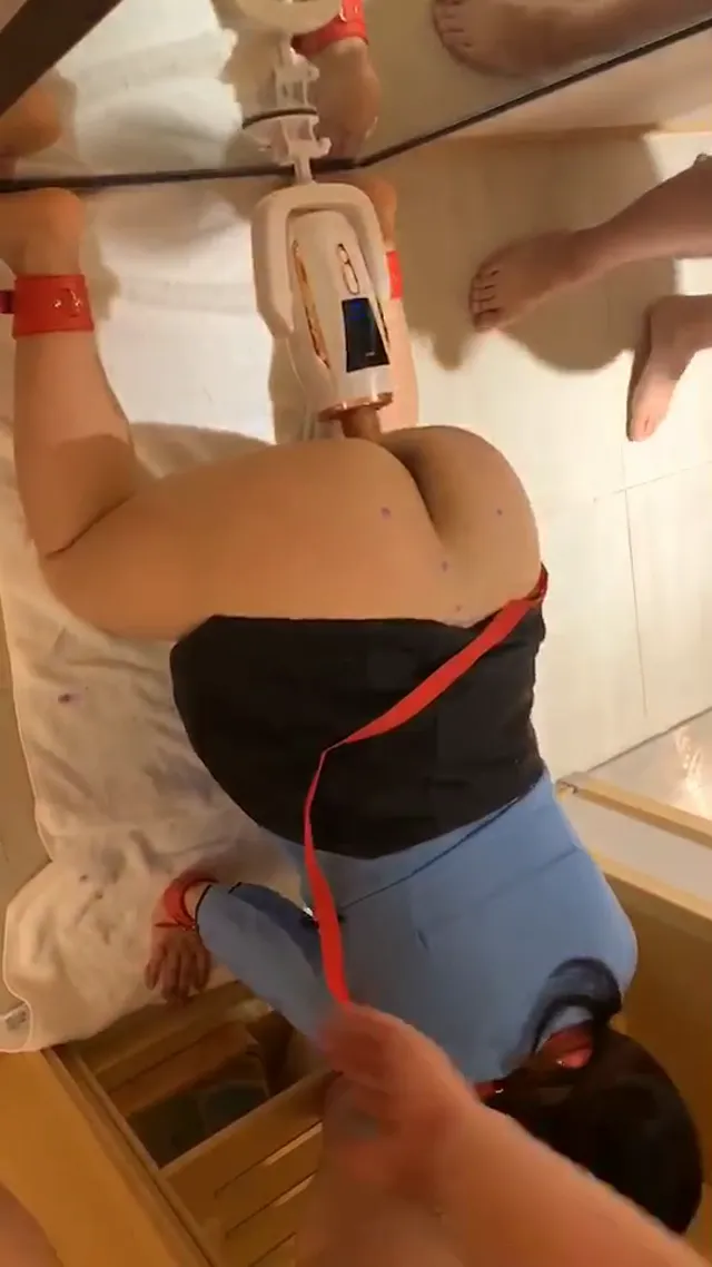 多P群交，一女多男床上捆绑繩縛母狗，前面口入後面也插入，讓騷貨母狗不能閒下