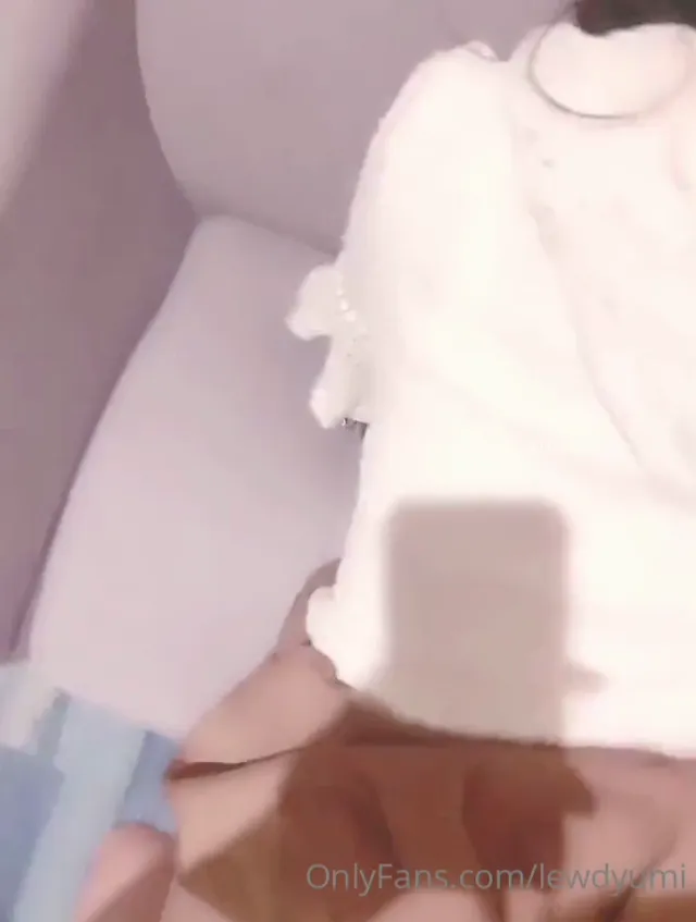 可愛蘿利少女自己乖乖的手銬銬上嘴巴塞住眼睛蒙住後自慰，這母狗還叫來男友操她滿足她
