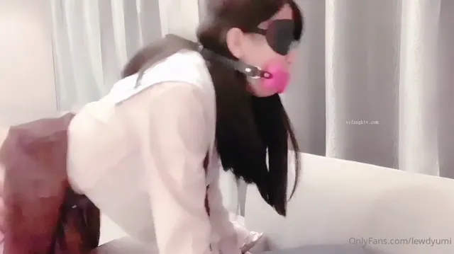 可愛蘿利少女自己乖乖的手銬銬上嘴巴塞住眼睛蒙住後自慰，這母狗還叫來男友操她滿足她