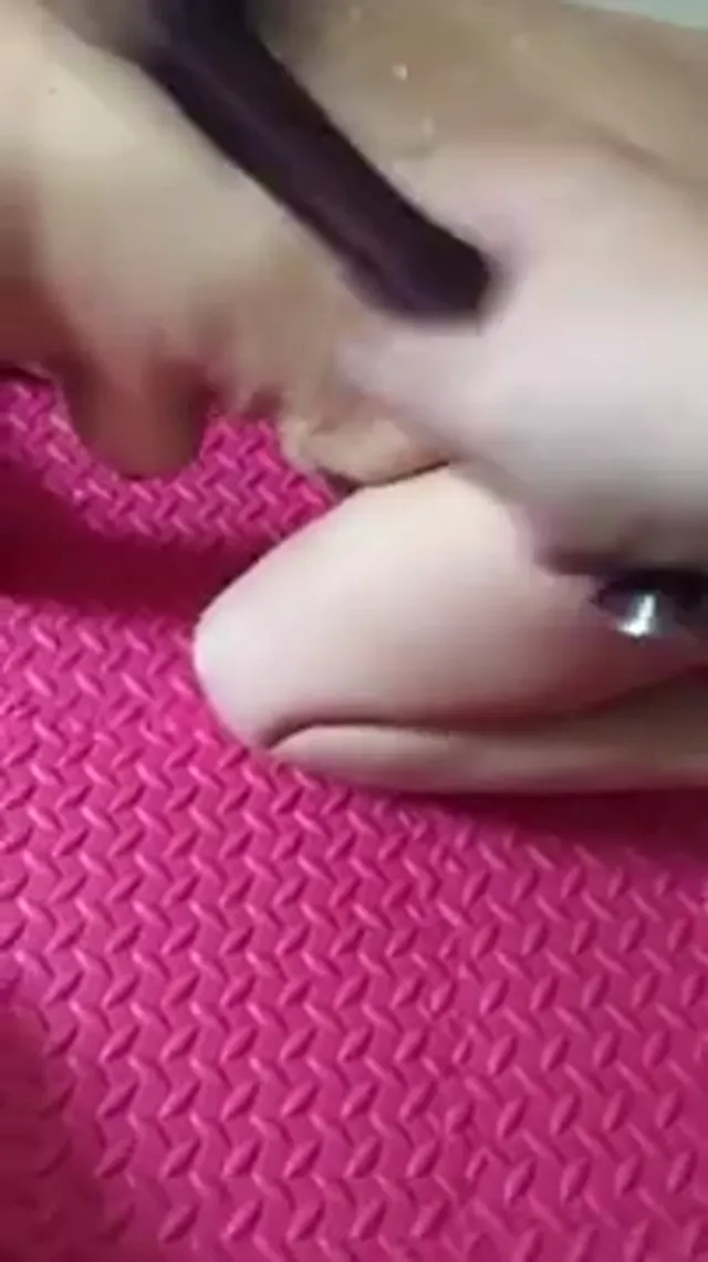 這母狗真騷，騷逼就該上滿滿的臘後膠帶綁手鞭打調教教訓，母狗的叫聲真是賤