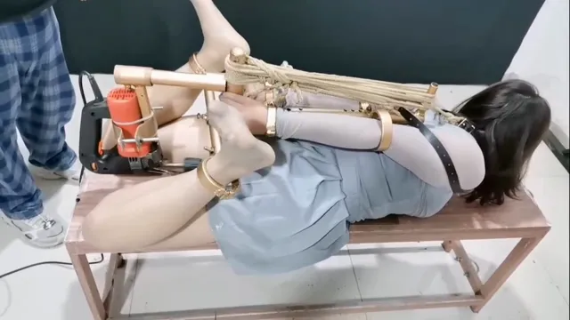 驷马固定器，电钻炮击高速抽插玩弄女奴，在炮机得不屑努力和长时间的放置下，女奴终于潮喷了，流的满地都是哦